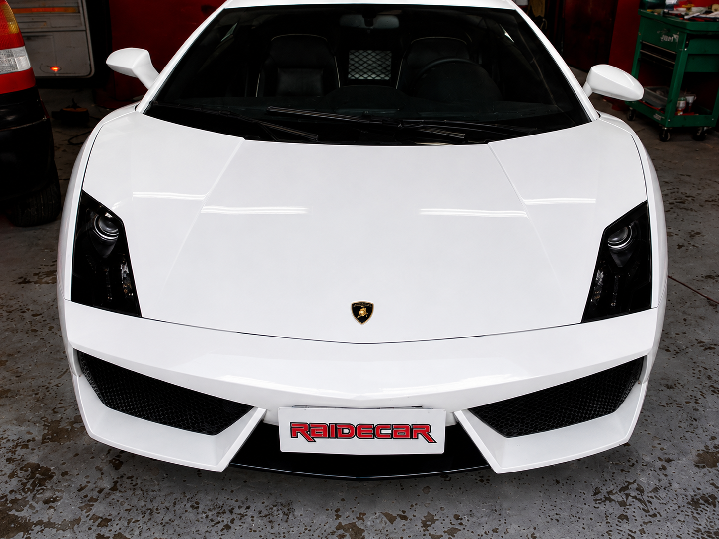 Lamborghini blanco en el taller Raidecar